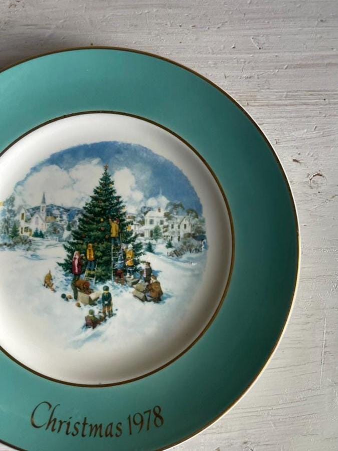 Vintage Avon 1978 Christmas Collector Plate: Village Scene