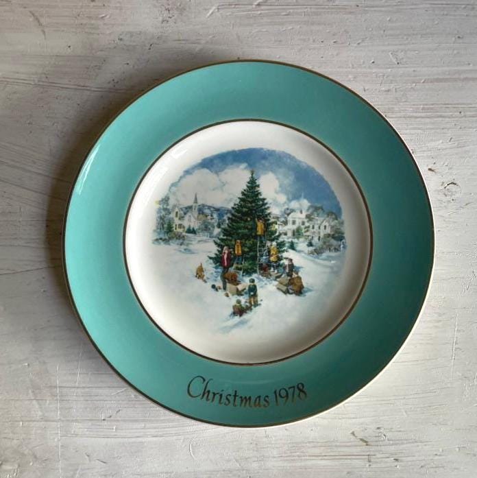 Vintage Avon 1978 Christmas Collector Plate: Village Scene
