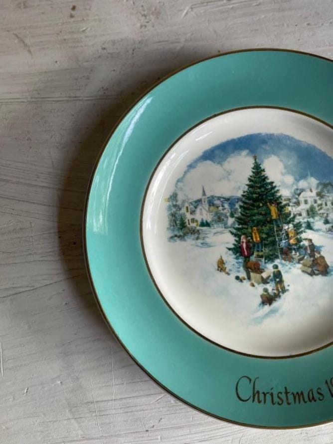 Vintage Avon 1978 Christmas Collector Plate: Village Scene