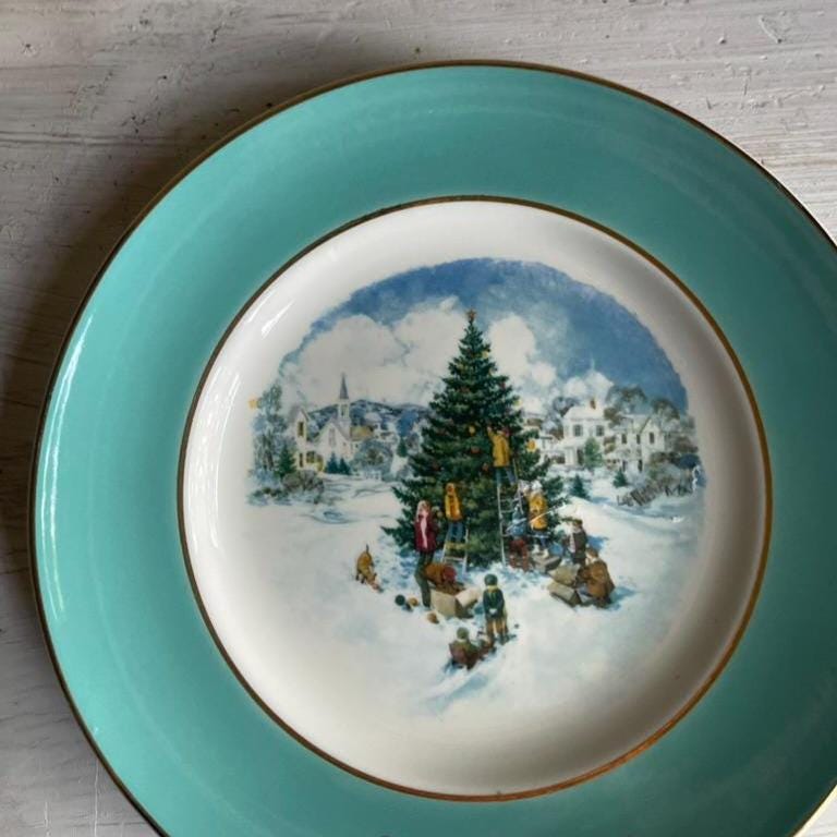 Vintage Avon 1978 Christmas Collector Plate: Village Scene
