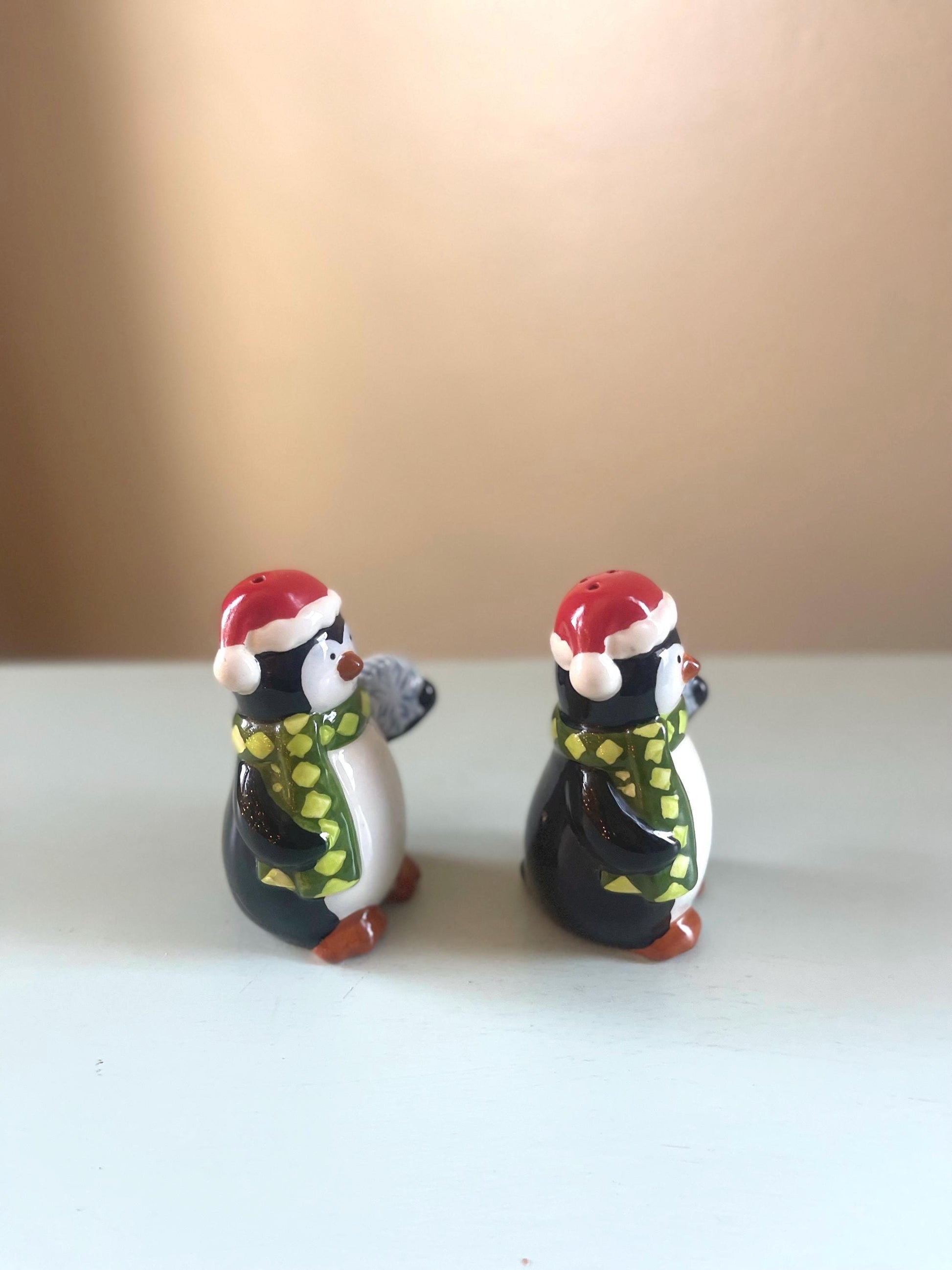 Vintage Christmas penguin salt and pepper shakers - Adorable penguin décor with scarves for mantel and table gift idea - Vintage Christmas