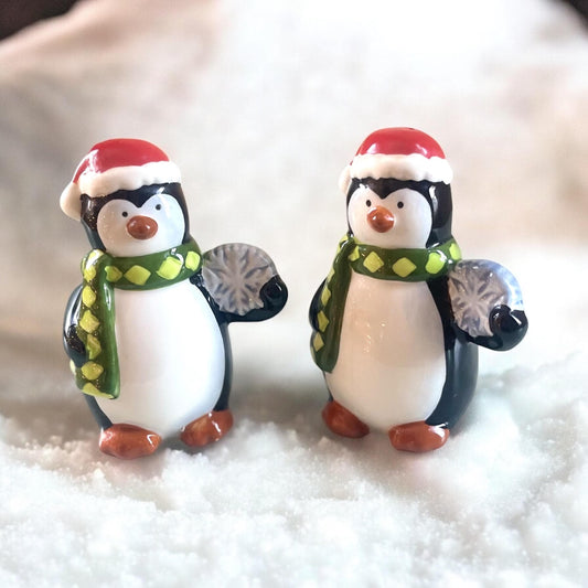 Vintage Christmas penguin salt and pepper shakers - Adorable penguin décor with scarves for mantel and table gift idea - Vintage Christmas
