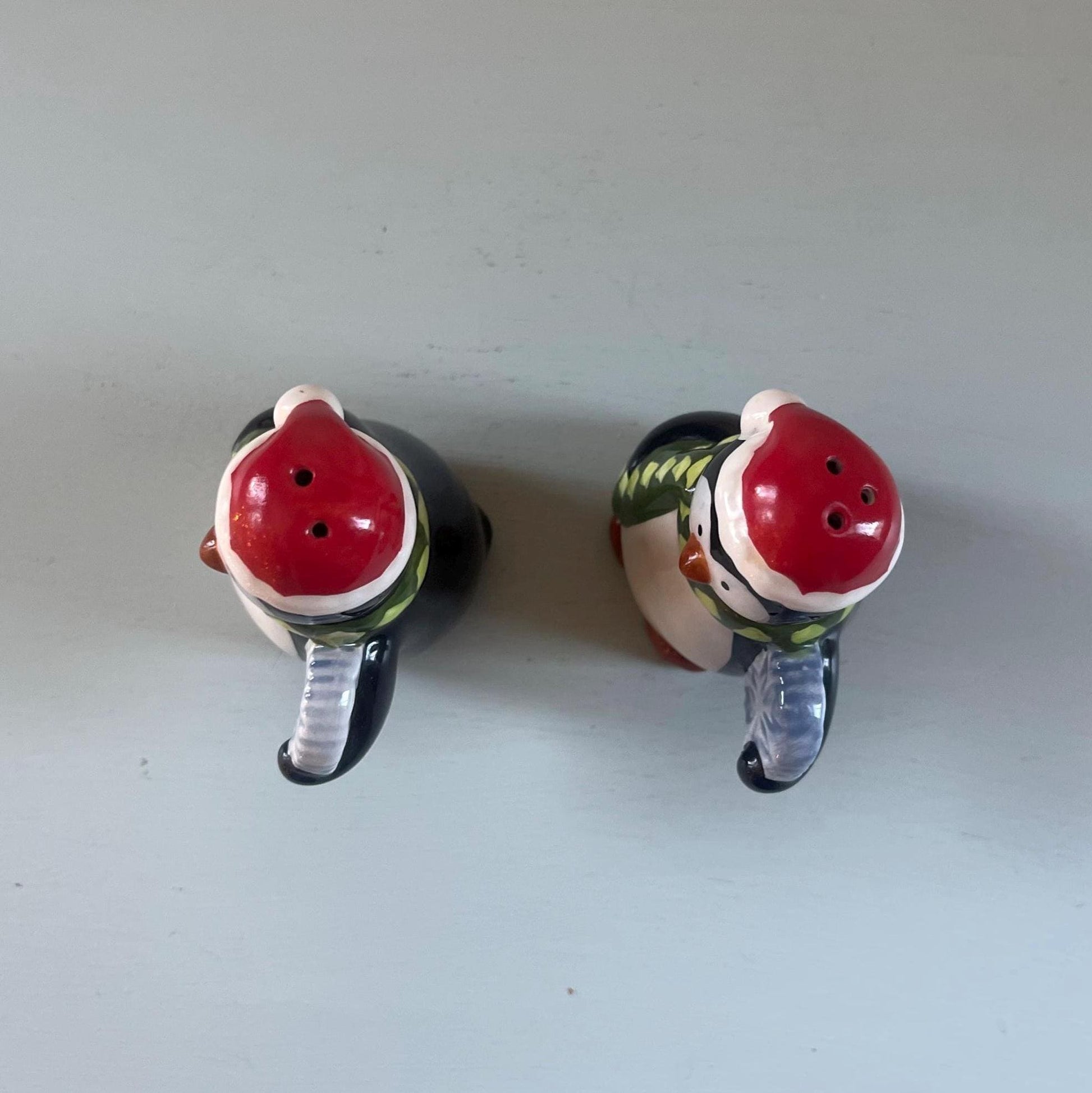 Vintage Christmas penguin salt and pepper shakers - Adorable penguin décor with scarves for mantel and table gift idea - Vintage Christmas