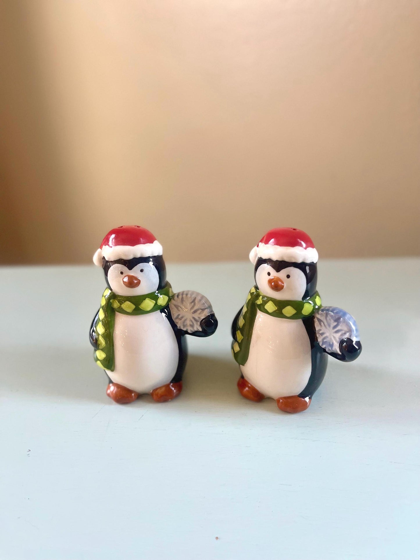 Vintage Christmas penguin salt and pepper shakers - Adorable penguin décor with scarves for mantel and table gift idea - Vintage Christmas