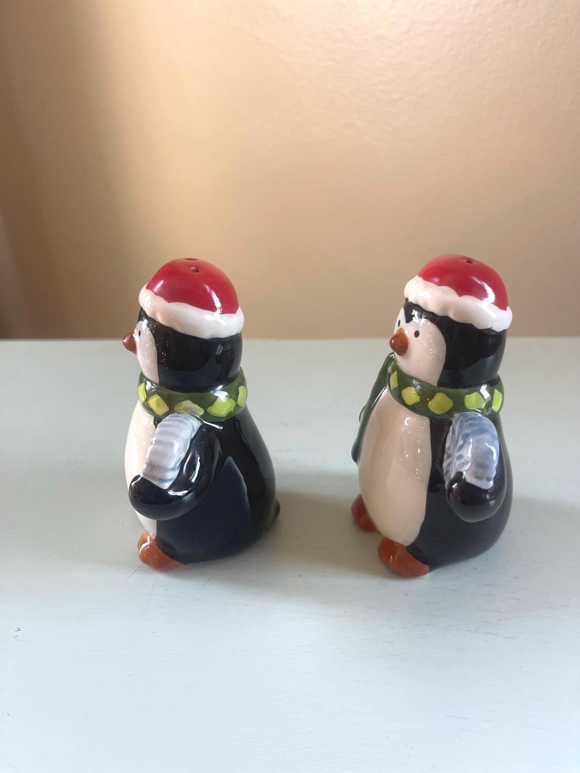 Vintage Christmas penguin salt and pepper shakers - Adorable penguin décor with scarves for mantel and table gift idea - Vintage Christmas