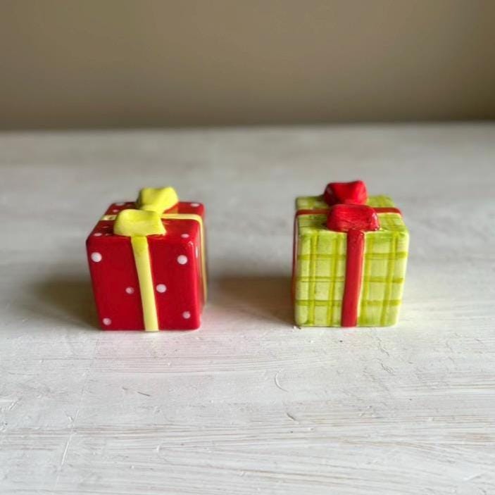 Vintage Christmas Gift Box Salt Pepper Shakers | Vintage Christmas | Christmas Salt Pepper Shaker Set | Holiday Gift Shaker Set