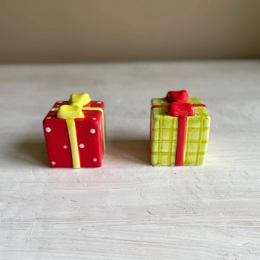 Vintage Christmas Gift Box Salt Pepper Shakers | Vintage Christmas | Christmas Salt Pepper Shaker Set | Holiday Gift Shaker Set