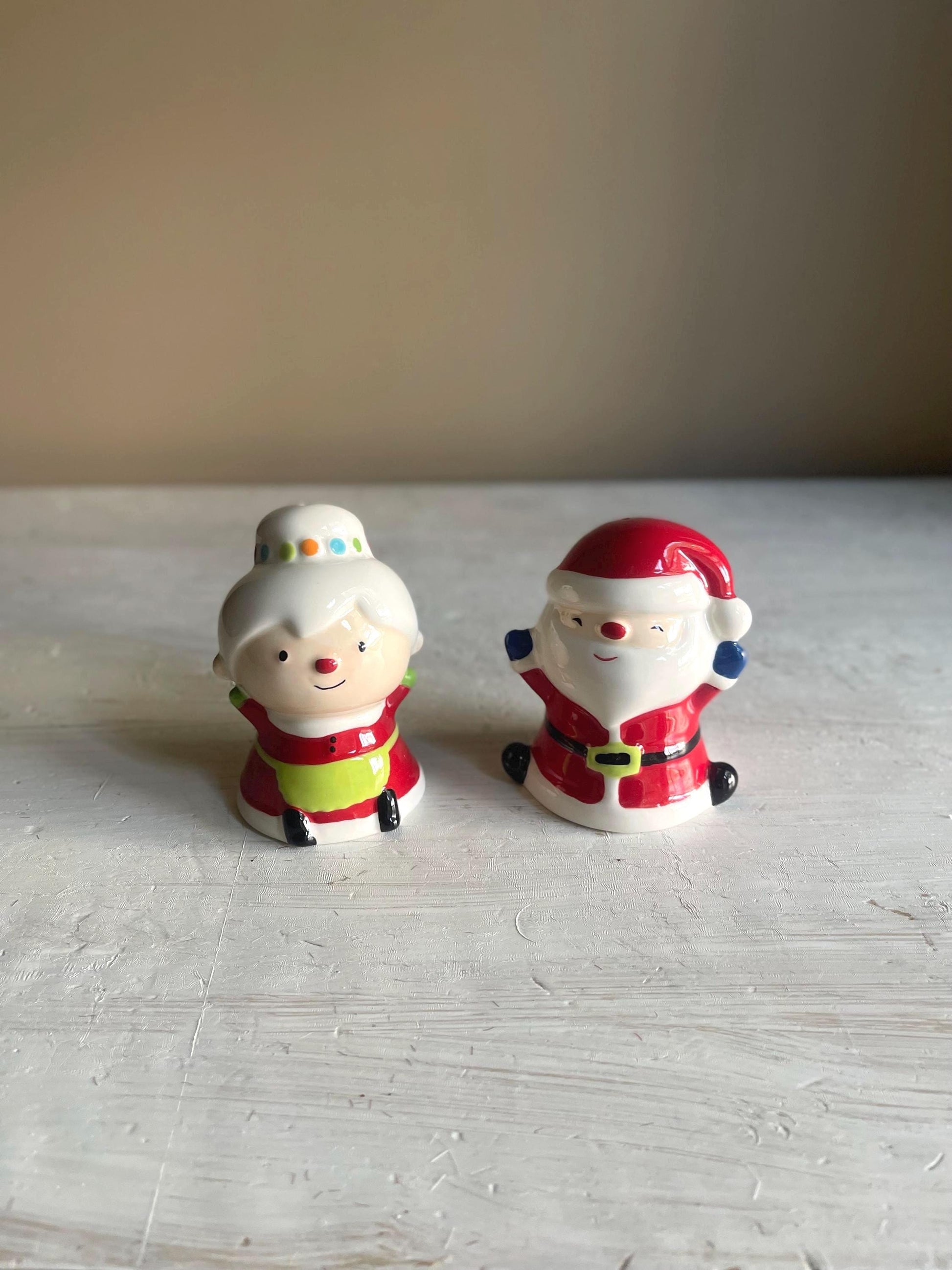 Vintage Santa & Mrs. Claus Salt and Pepper Shakers: Christmas Kitchen Decor