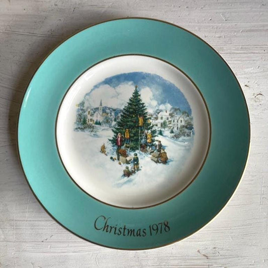 Vintage Avon 1978 Christmas Collector Plate: Village Scene