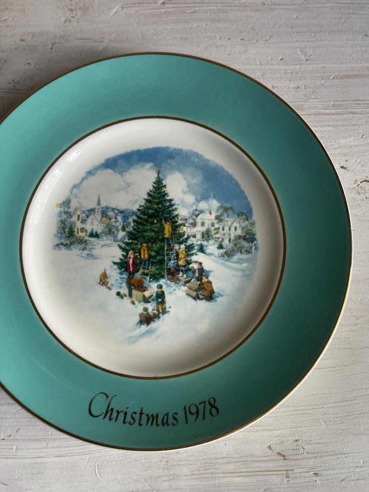 Vintage Avon 1978 Christmas Collector Plate: Village Scene