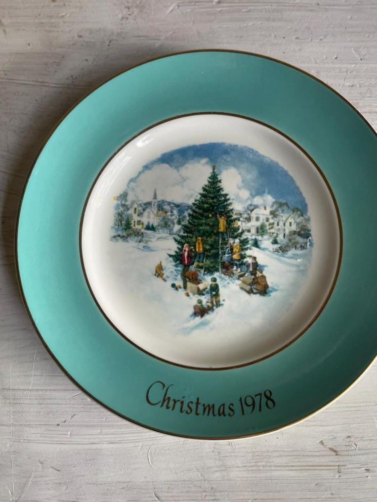Vintage Avon 1978 Christmas Collector Plate: Village Scene