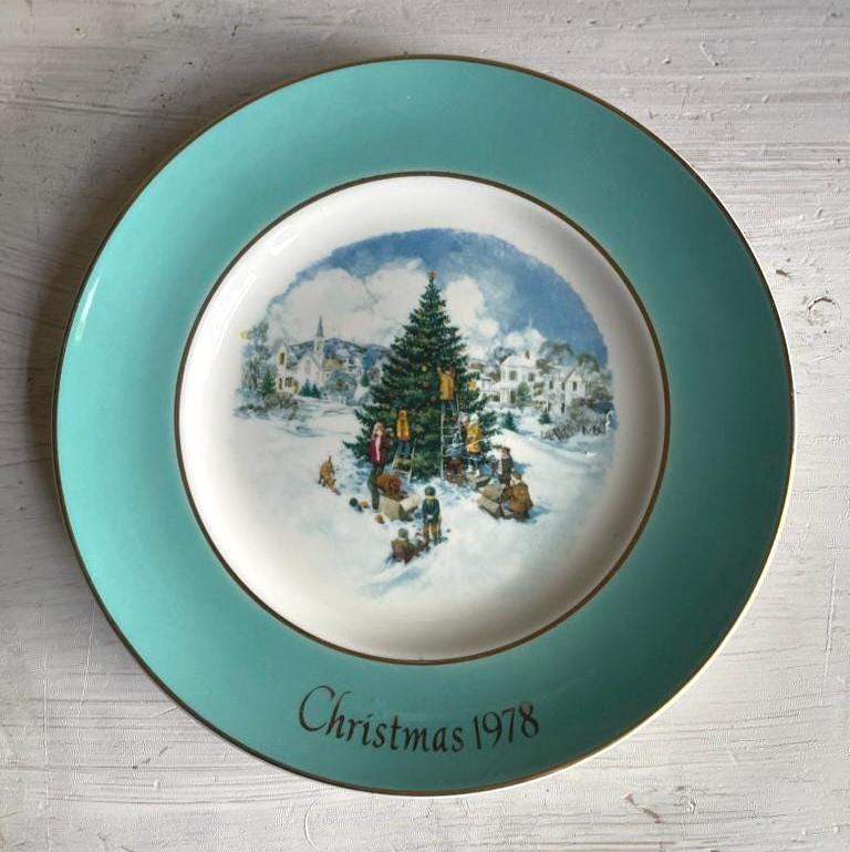 Vintage Avon 1978 Christmas Collector Plate: Village Scene