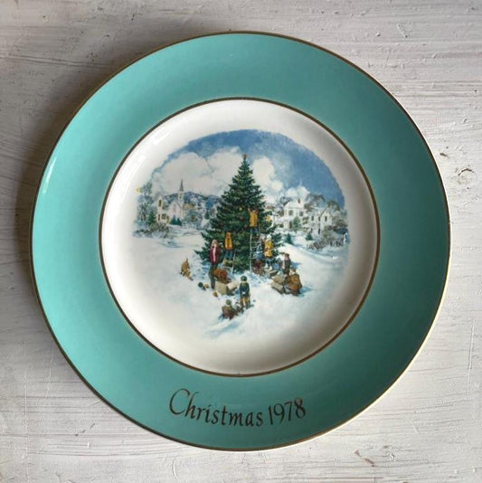 Vintage Avon 1978 Christmas Collector Plate: Village Scene