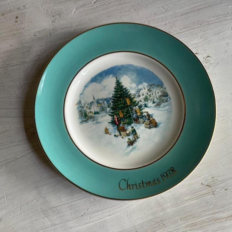 Vintage Avon 1978 Christmas Collector Plate: Village Scene