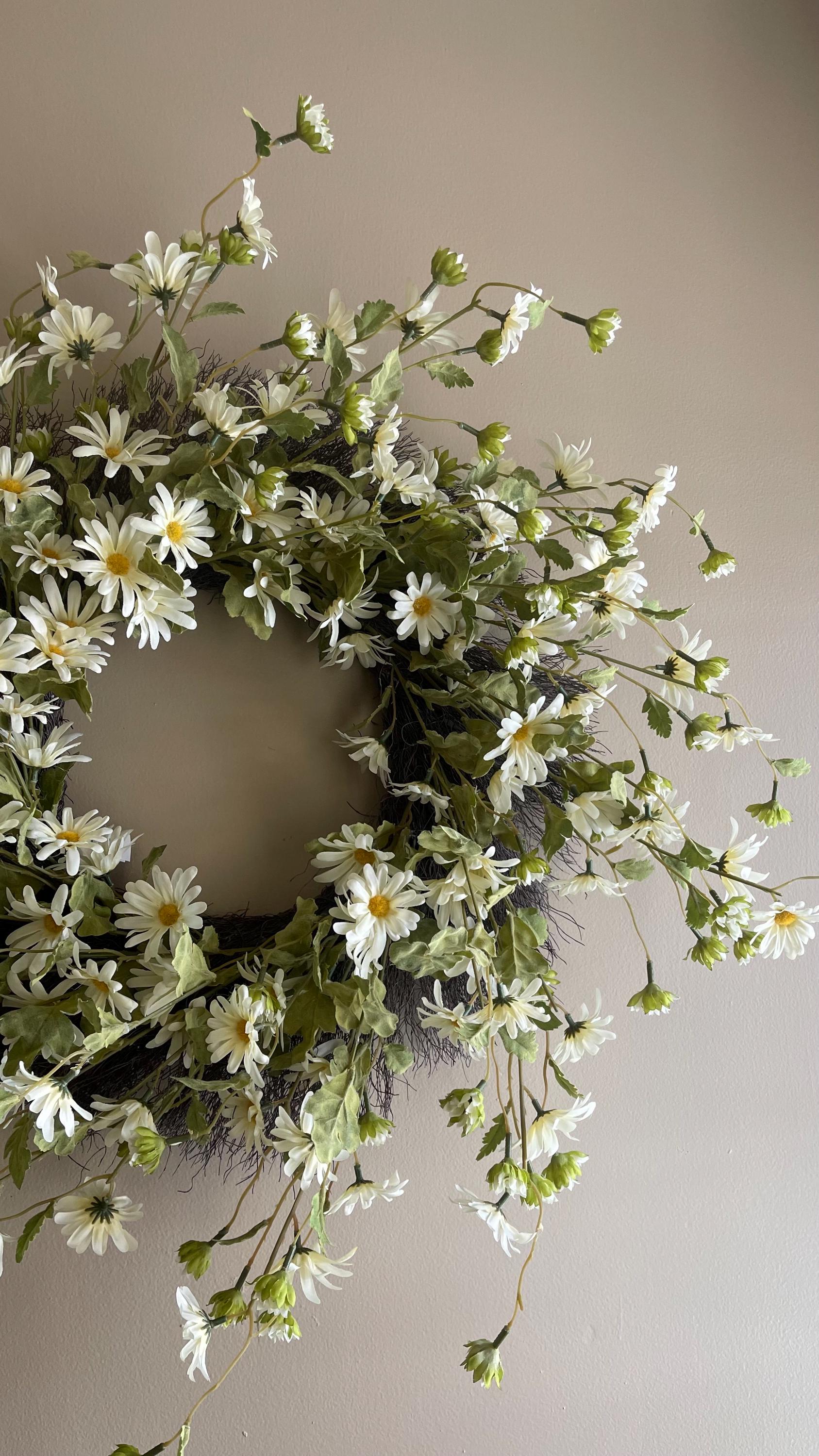 Spring Wreath - Cream Daisies - 28-Inch Spring Decor