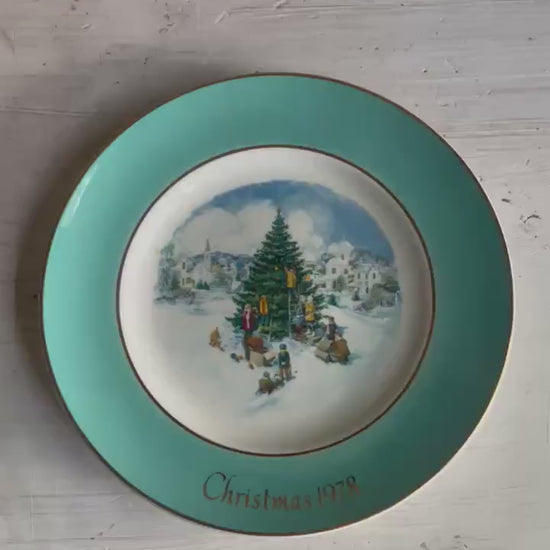 Vintage Avon 1978 Christmas Collector Plate: Village Scene