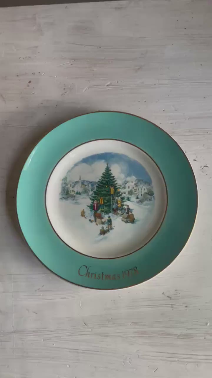Vintage Avon 1978 Christmas Collector Plate: Village Scene