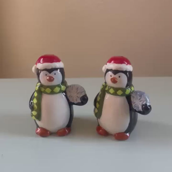 Vintage Christmas penguin salt and pepper shakers - Adorable penguin décor with scarves for mantel and table gift idea - Vintage Christmas