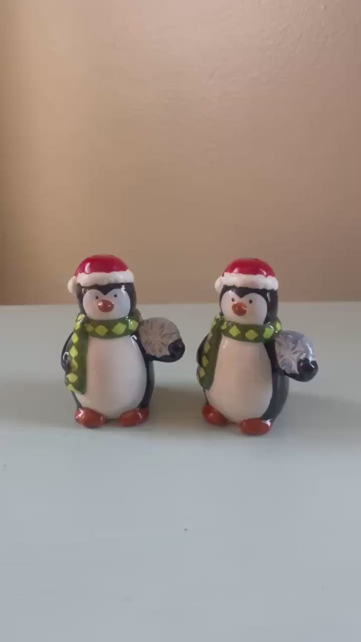 Vintage Christmas penguin salt and pepper shakers - Adorable penguin décor with scarves for mantel and table gift idea - Vintage Christmas